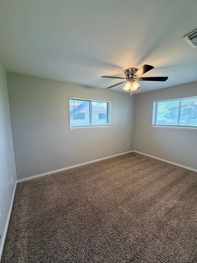 Building Photo - Updated 3/2 home with shop