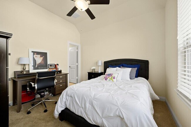 Building Photo - 8406 Oak Leaf Point Dr