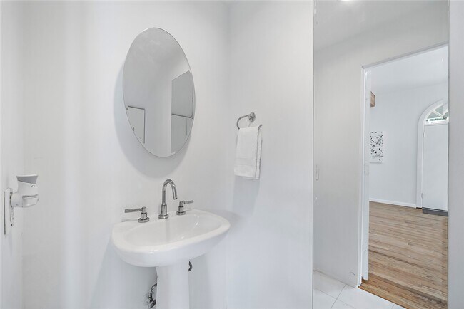 Building Photo - 2437 North Blvd