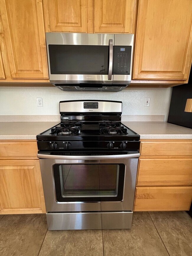 Building Photo - Seven Hills Single-Story 3 Bed 2 Bath Scenic Greenbelt Views
