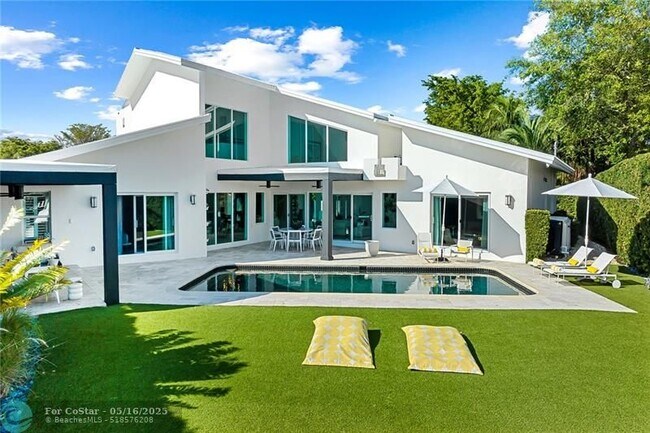 Building Photo - 2416 Bayview Dr