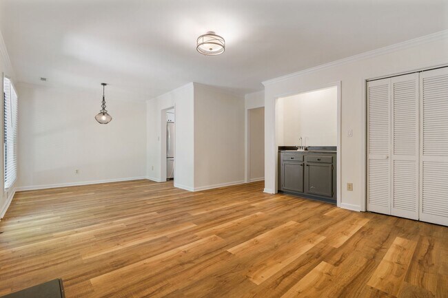 Building Photo - 3-Bedroom Townhouse in the Heart of Cary