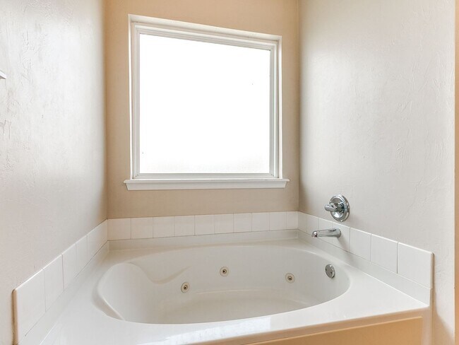 Building Photo - Beautiful Home in Edmond Community