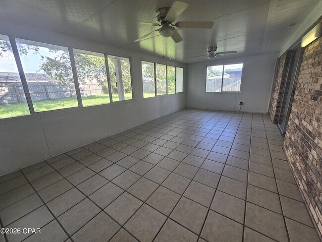 Building Photo - 215 S Kimbrel Ave