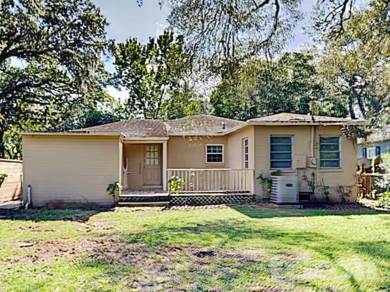 Building Photo - 225 W King St