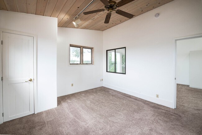 Building Photo - Sunlit One-Bedroom Gem
