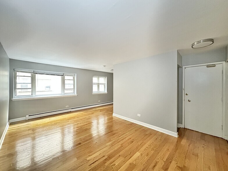 Building Photo - 6830 N Sheridan Rd