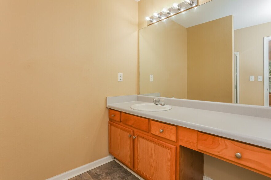 Building Photo - 25 Lakeridge Ct
