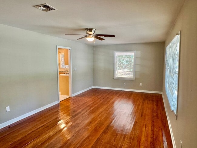 Building Photo - Move-in Ready ! Bright 3 Bedroom
