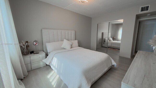 Building Photo - 400 Kings Point Dr