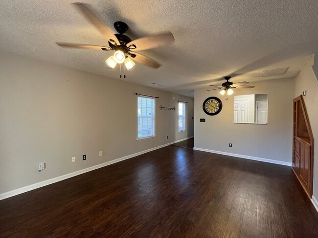 Building Photo - Charming 2BD, 2.5BA Townhome in an Excellent Community with Amenities