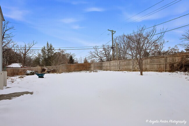 Building Photo - 1901 Kennedy Dr