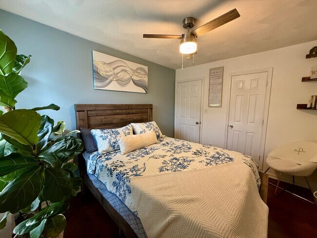 Building Photo - Beutifully updated 4 bed 2.5 bath home with large yard!