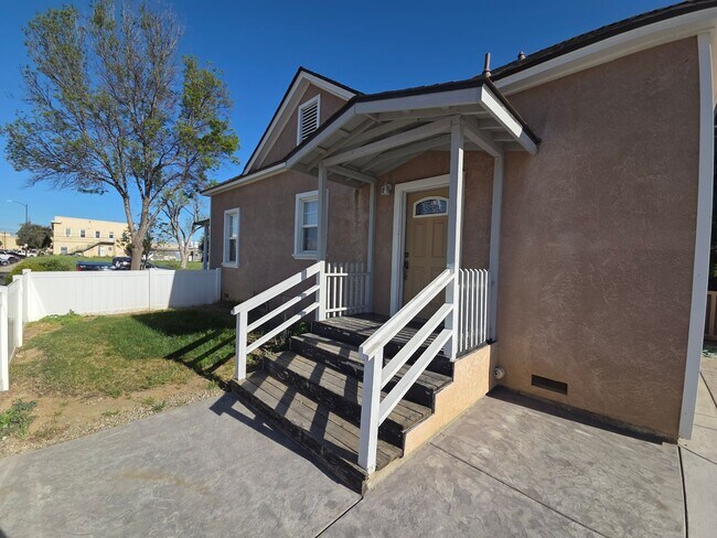 Building Photo - Beautiful 2 bedroom home with large detatched garage