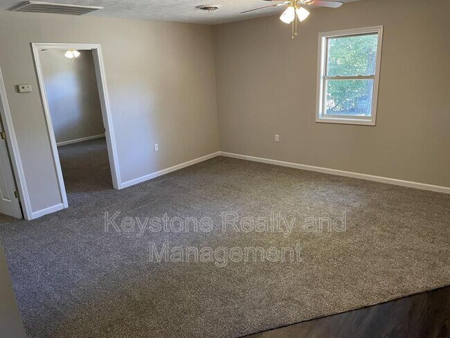 Building Photo - 127 General Buckner Dr