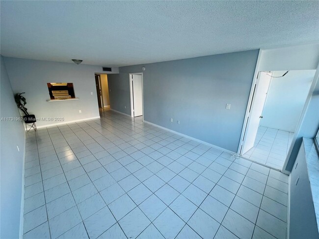 Building Photo - 1300 NE Miami Gardens Dr