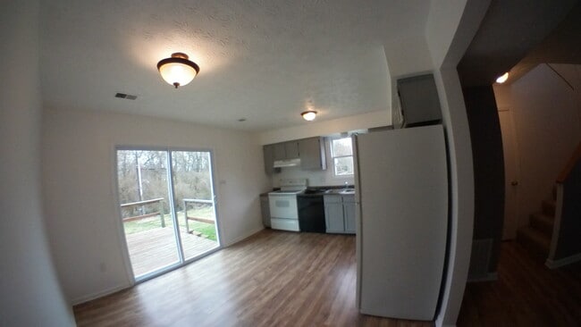 Building Photo - 217 Creekside Ct