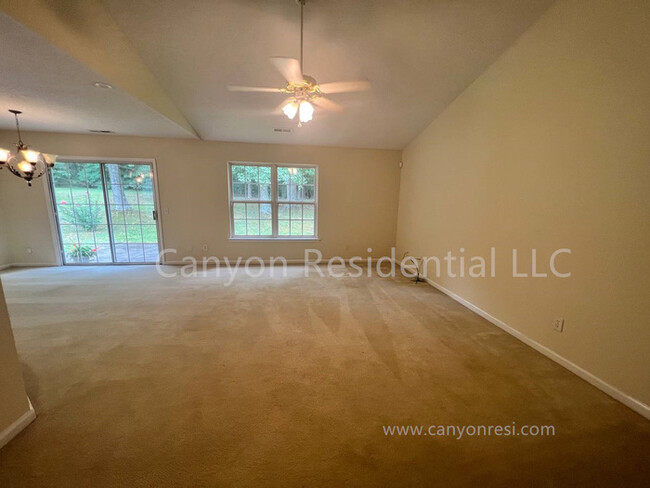 Building Photo - Beautiful 3b Room! Move in ready!