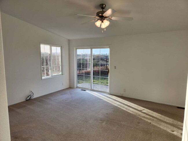 Building Photo - 3 bed 2 bath 2 car garage w/ great views i...