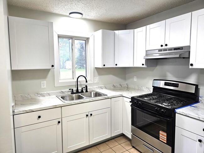 Building Photo - Newly Remodeled 2 Bedroom, 1 Bath — Pet Fr...