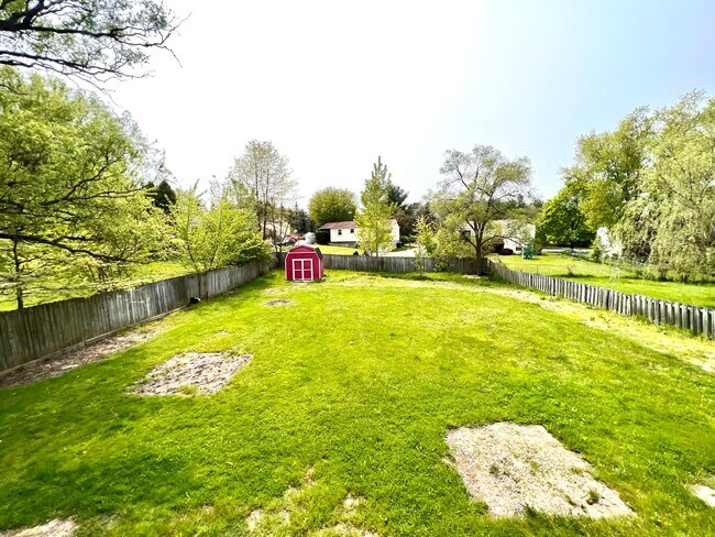 Building Photo - Absolutely Stunning Home! - 3 Bedroom 2 Fu...