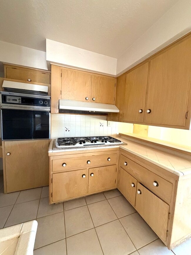 Building Photo - Cozy 2 Bedroom 1.5 Bathroom