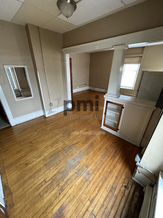 Building Photo - 601 Monroe Ave