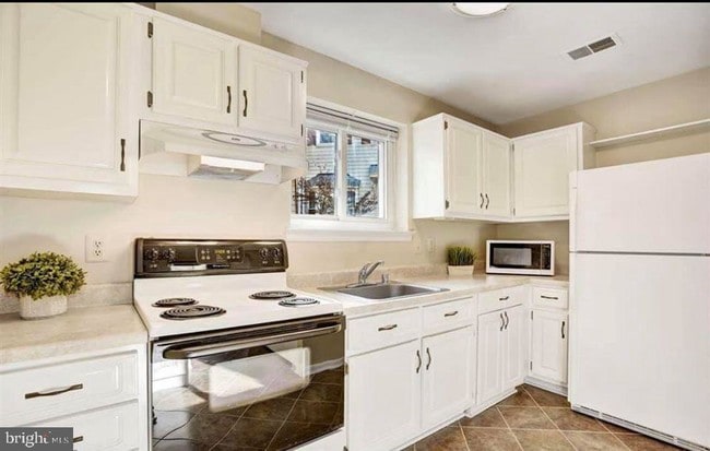 Building Photo - 13817 Cabernet Ct