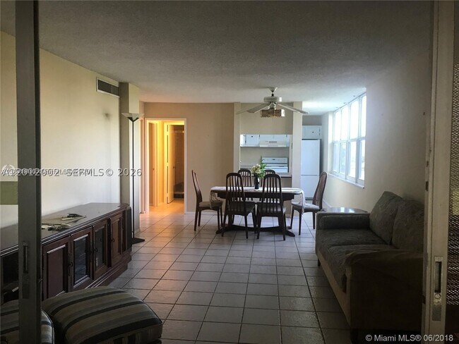 Building Photo - 9470 Live Oak Pl