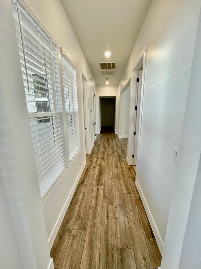 Building Photo - Like New! Three Bedroom Home in Desert Color