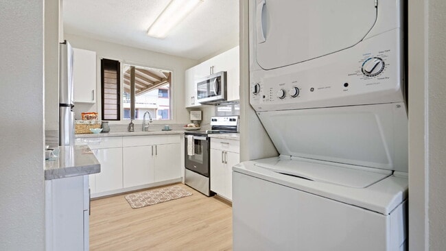 Building Photo - Renovated 2br/1ba/2pkg 3rd Fl Townhome