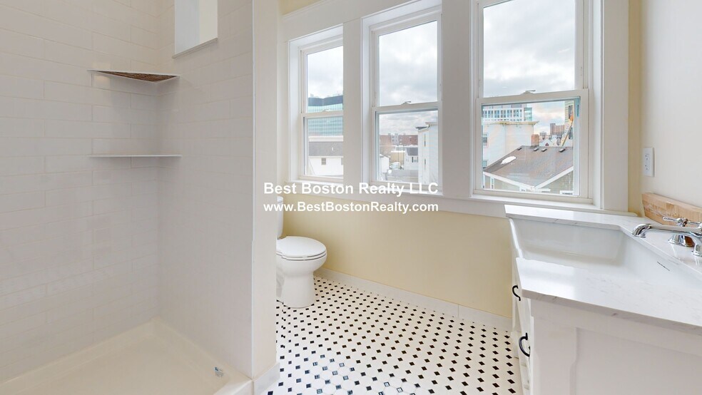 Building Photo - 244 Somerville Ave