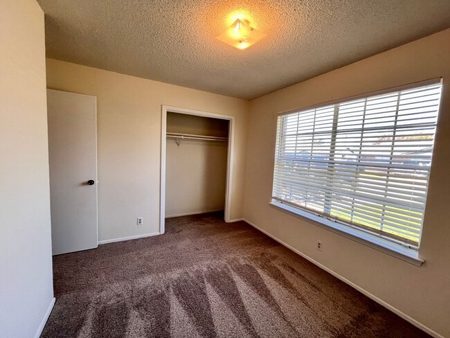 Building Photo - Nice 3/2 duplex in Round Rock.