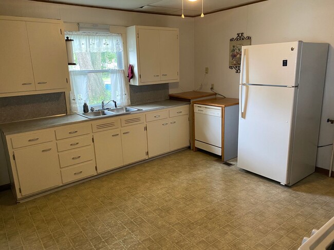 Building Photo - PRE LEASING TO APPROVED APPLICANTS!  Nice ...
