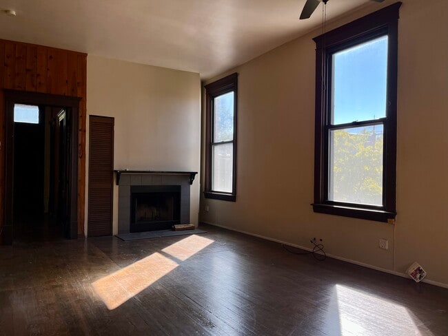 Building Photo - 3765 N Kenmore Ave