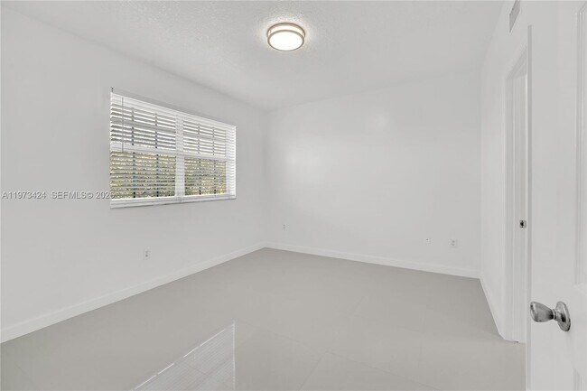Building Photo - 151 SW 117th Ave