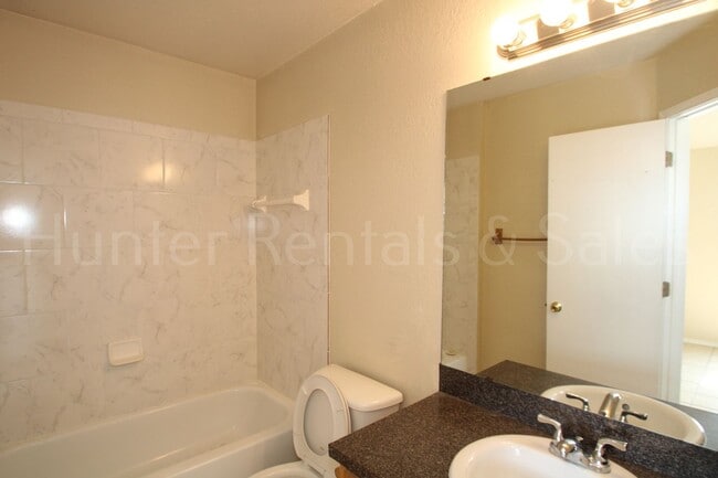 Building Photo - Three Bedroom Beauty!