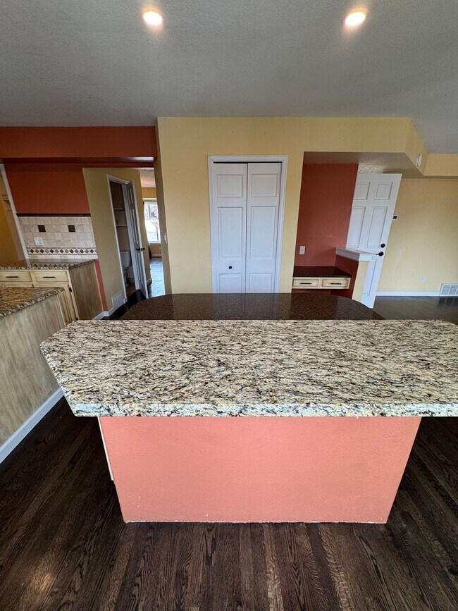 Building Photo - 5 Bedroom Home in Broadmoor Bluffs