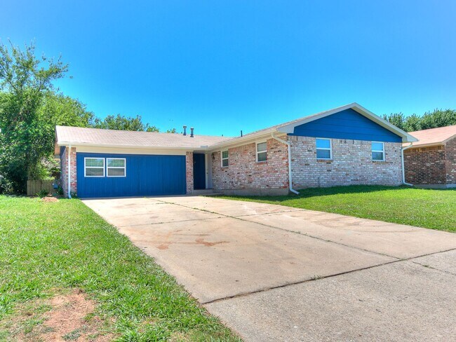 Building Photo - 4 Bedroom/2 Bath home with fenced yard.