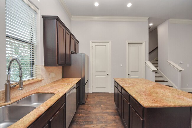 Building Photo - 1831 Dart St