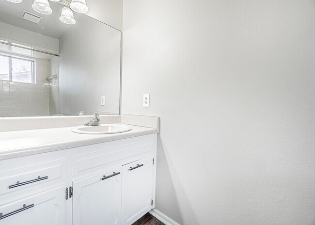 Building Photo - Beautiful home in an established neighborhood with a new roof is waiting for you!