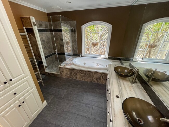 Building Photo - 19077 Oriente Dr