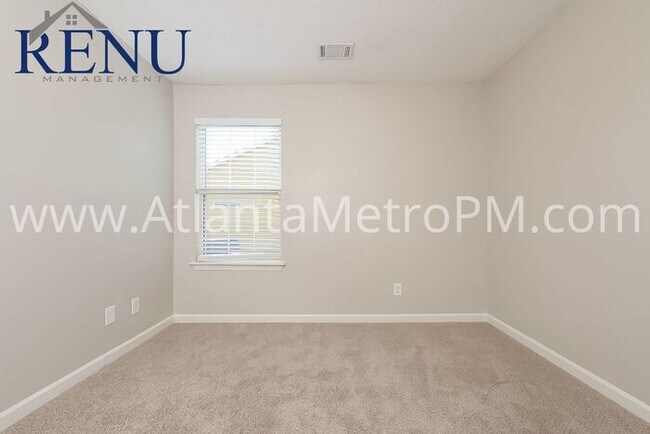 Building Photo - Now Available! 3 bedroom 3 bath!