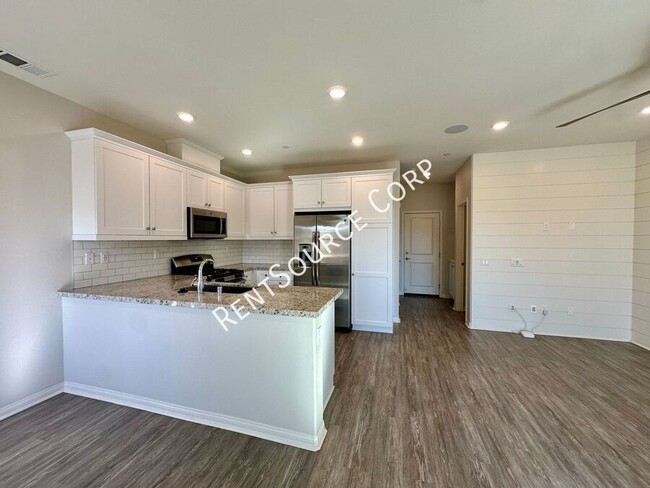 Building Photo - 2 Bedroom Townhome w/ SOLAR located in San...