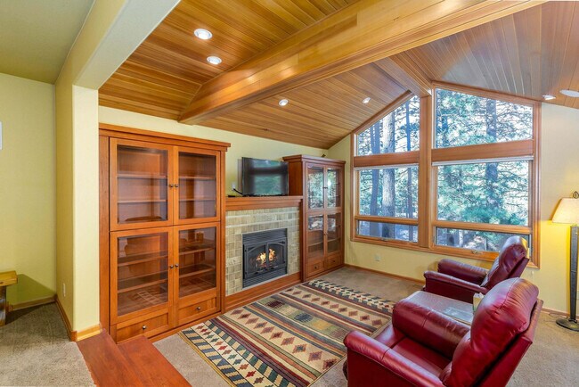 Building Photo - 17028 Cooper Dr