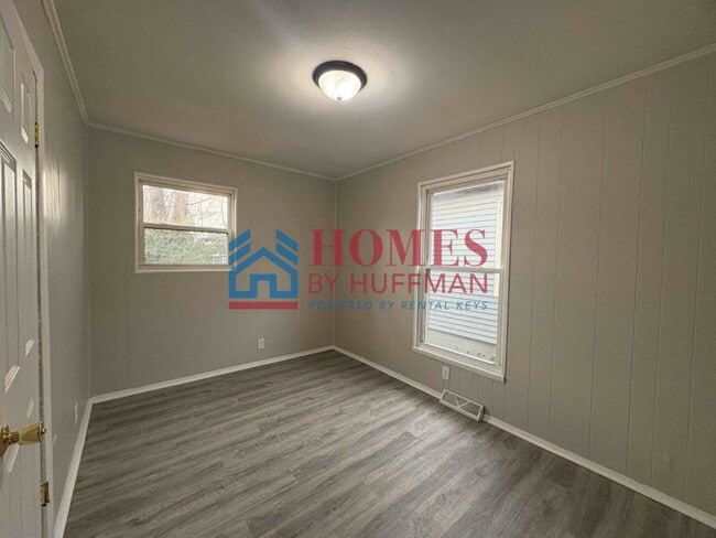 Building Photo - Three Bedroom Duplex | Off-Street Parking