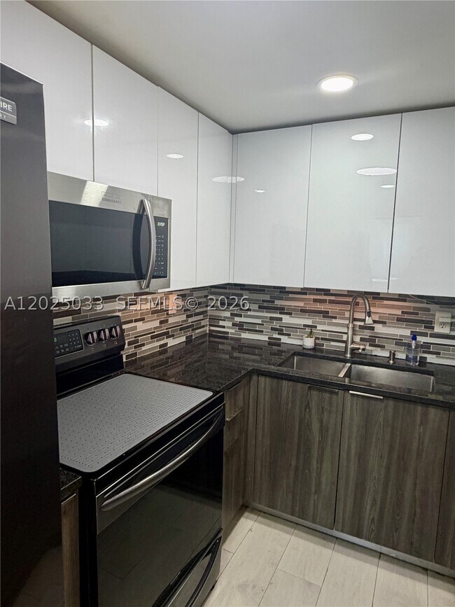 Building Photo - 1705 W 57th St
