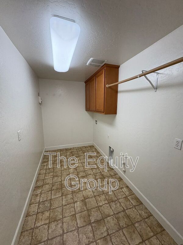 Building Photo - 3116 W Buena Vista Ave