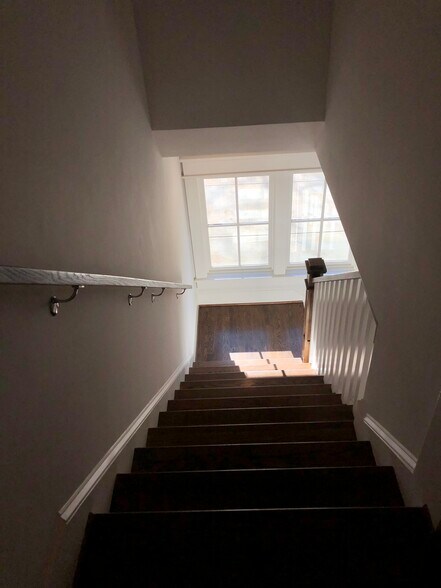 Building Photo - 2121 Roslyn Ave