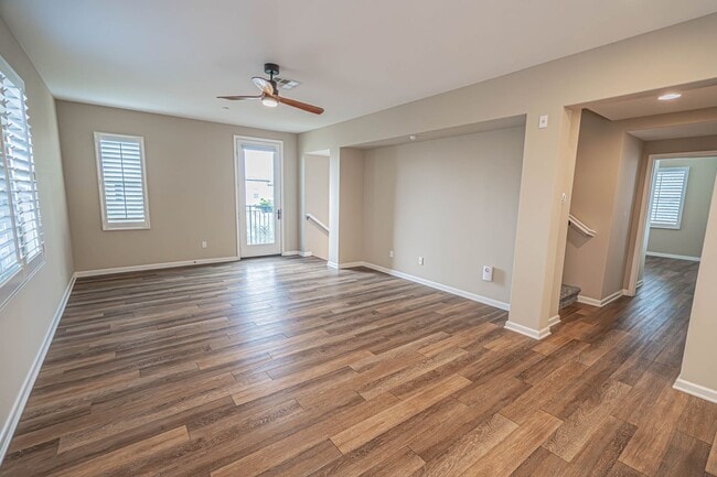 Building Photo - Unique 4-Bedroom, 3-story Live/Work Townhouse in the lushly landscaped Villa Metro Community!